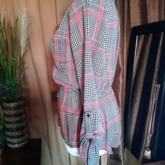 Beautiful zip up top - Picture 3 of 5